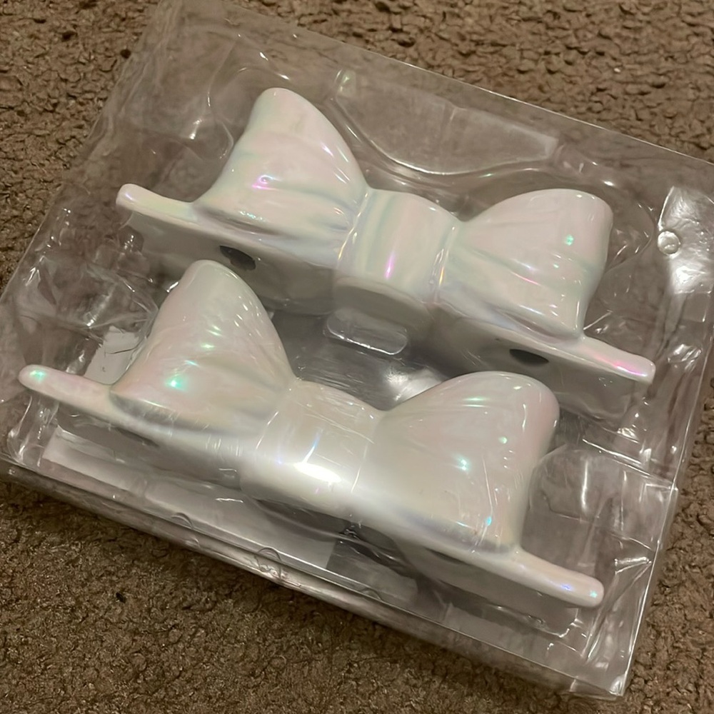 Croquette bow taper holders